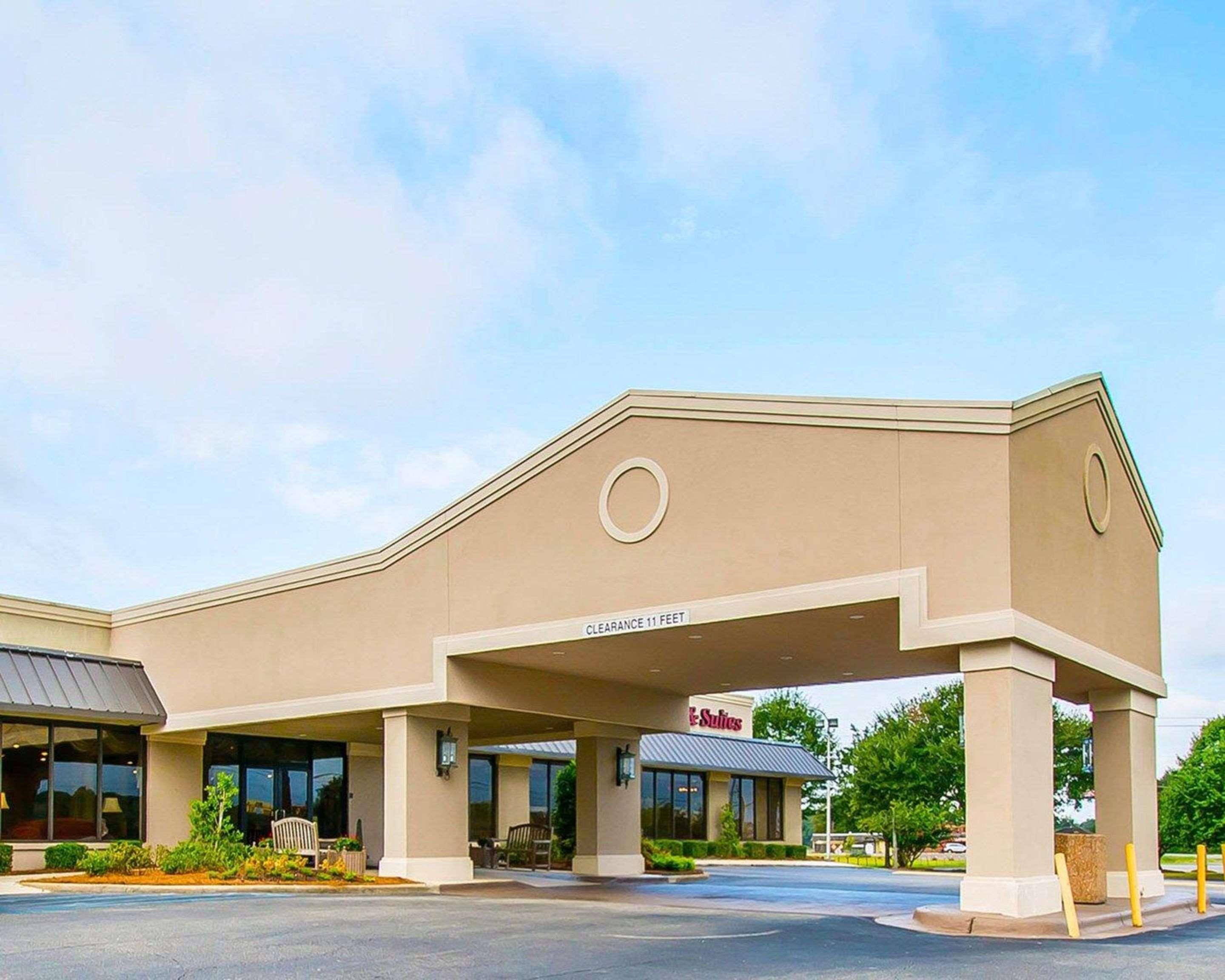 Clarion Inn & Suites Dothan South Exterior photo