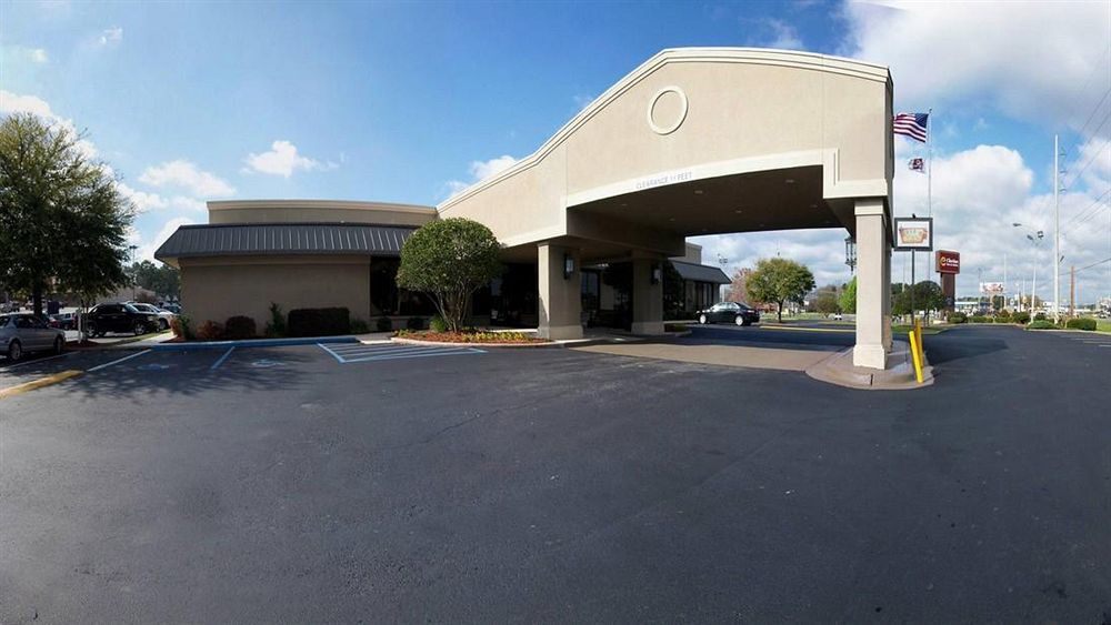 Clarion Inn & Suites Dothan South Exterior photo