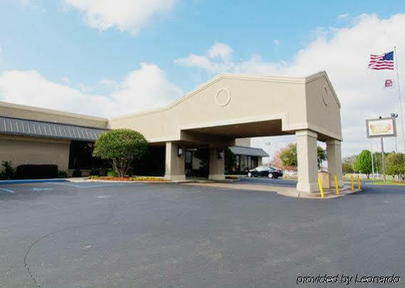 Clarion Inn & Suites Dothan South Exterior photo